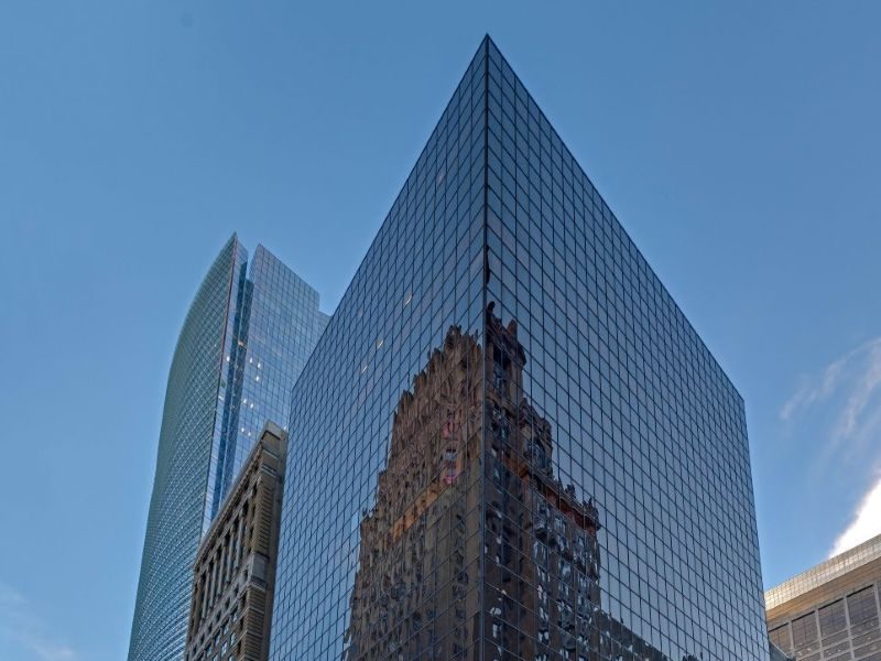 Vista da rua da torre de escritório do centro de Houston com o exterior azul de drak