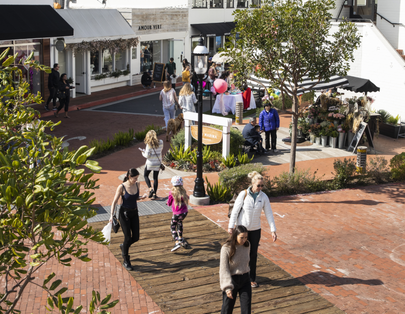 Rendering of people walking on Lido Marina Village's alleys.