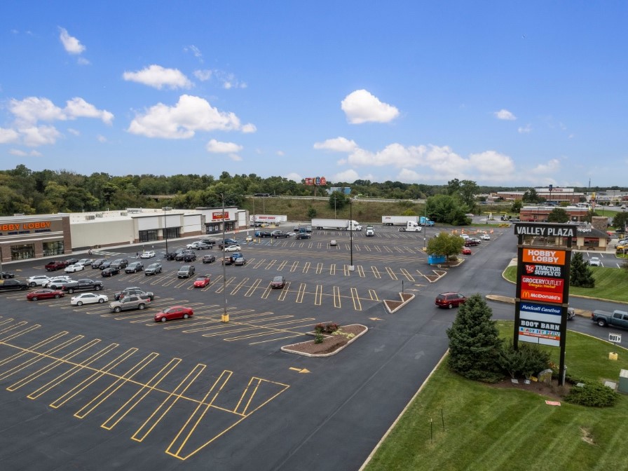 Grocery-anchored shopping center in Maryland