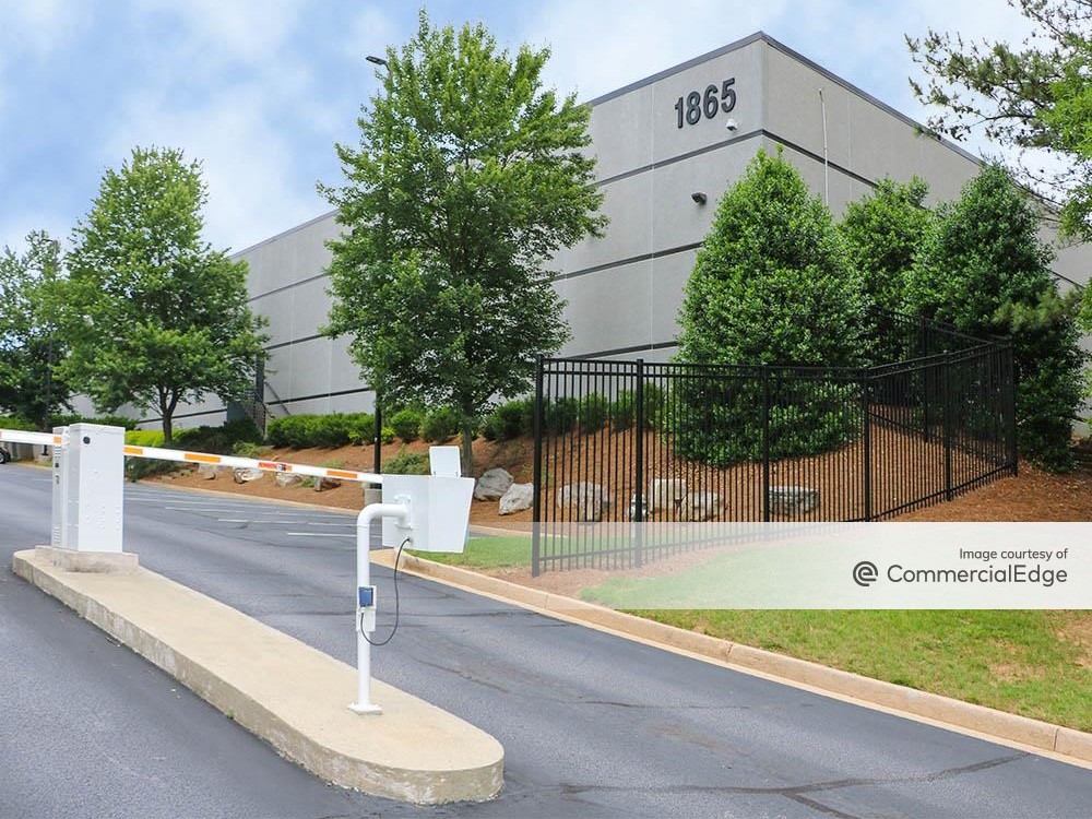 Exterior shot of 1865 McFarland Parkway, a 170,400-square-foot facility in Alpharetta, Ga.