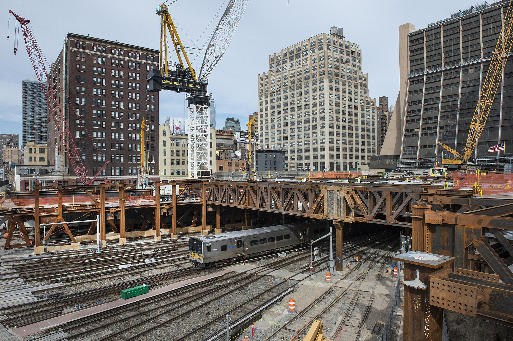 Hudson Yards, the he largest private real estate development in the history of the U.S., as of April 2015. (photo via Wikimedia Commons by MTAPhotos)