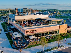 Pinstripes’ location at one of the newest retail venues in Ohio offers food and entertainment under the same roof. Clients can try bowling before or after a meal. Image courtesy of Pinecrest.