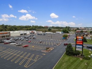 Grocery-anchored shopping center in Maryland