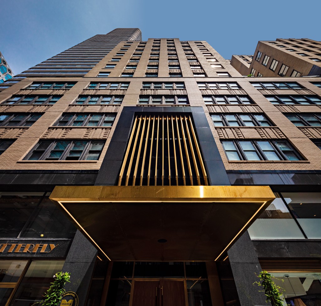 Entrance and facade of 10 Grand Central.