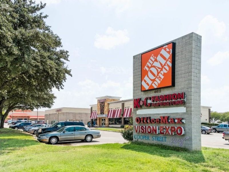 Cooper Street Plaza in Arlington, Texas, a retail center that Silver Star Properties REIT sold in 2023