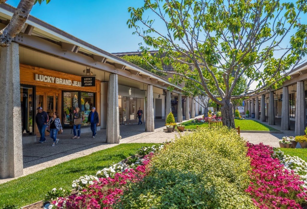 At the Whole Foods-anchored The Del Monte Shopping Center, landscaped, walkable plazas surround the smaller retail offerings. Federal’s acquisition of the property was driven by its proximity to a large tourist destination and offerings that balance residents’ daily needs with other services.