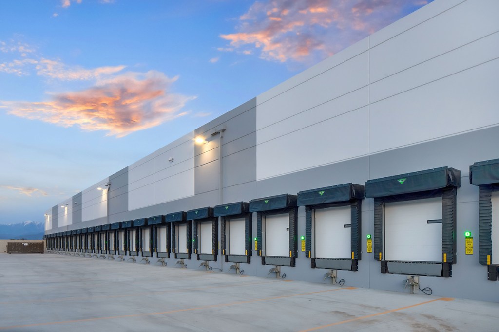 In 2023, Dedeaux Properties leased a recently completed 34,089-square-foot logistics building to Amazon for a fulfillment center. The asset, 30 miles from ports and located in California’s City of Industry, features two stories of office space, 60 dock doors and parking for 103 trailers. 