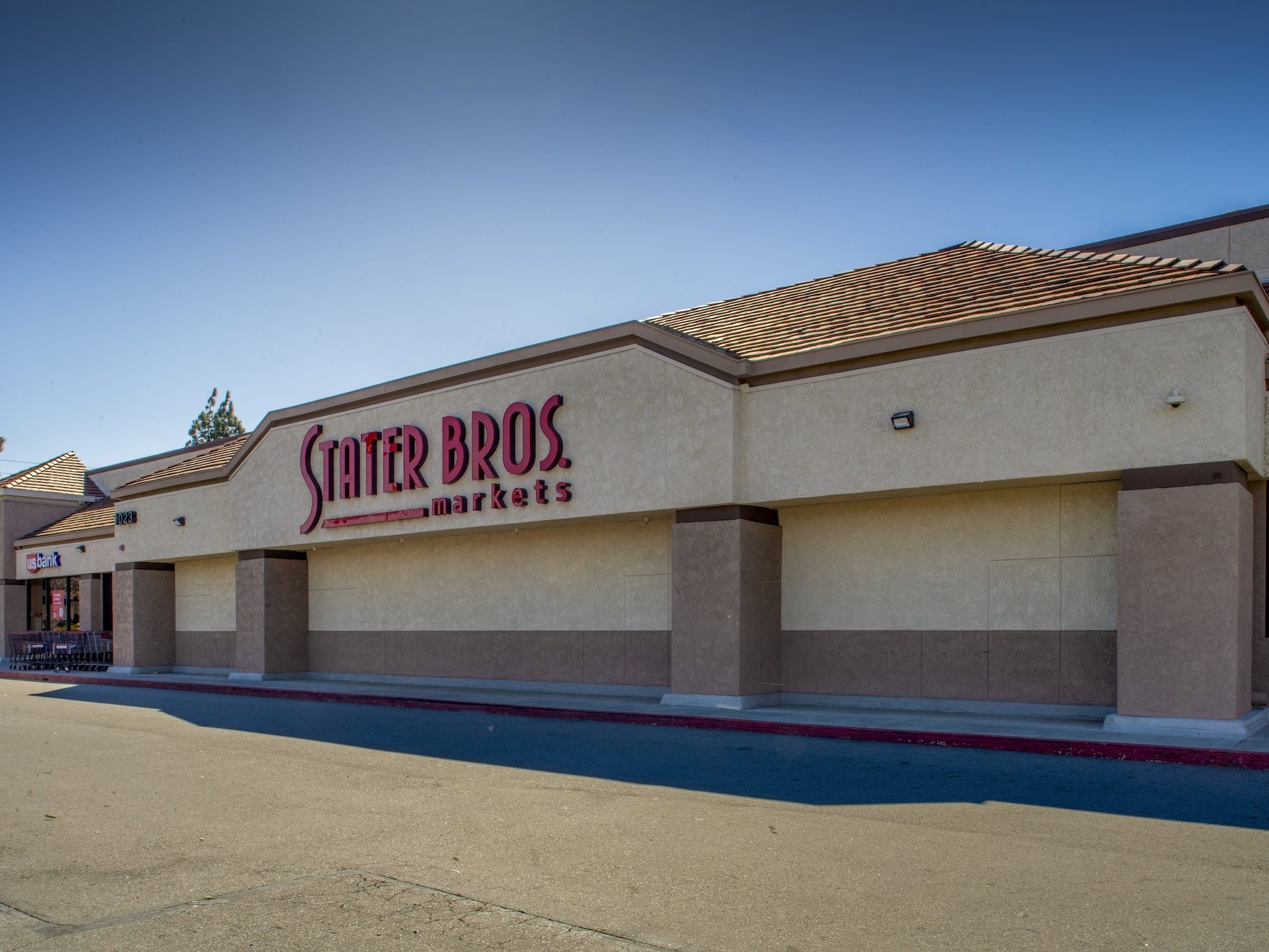 Exterior shot of Grand Covina Plaza, a 111,975-square-foot, grocery-anchored retail center in Covina, Calif.