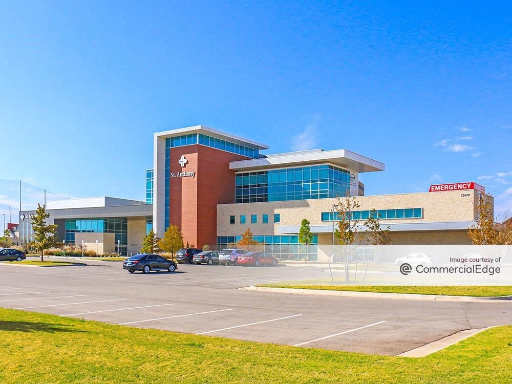 Exterior shot of St. Anthony Healthplex North, a medical office building in Oklahoma City.
