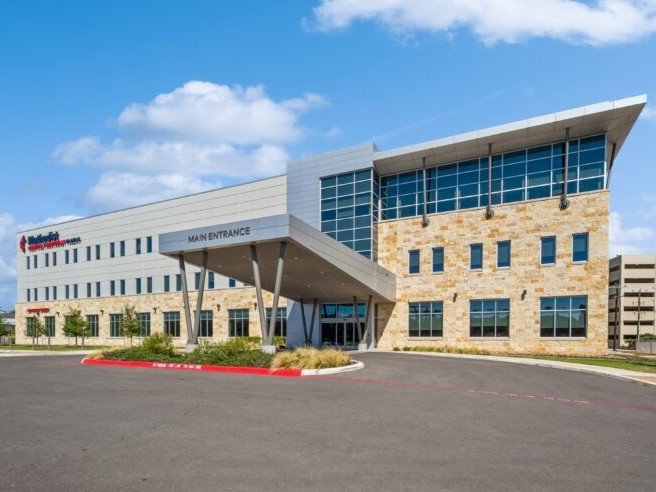 Exterior shot of Methodist Hospital Northeaza Plaza II, a medical outpatient building in Live Oak, Texas.