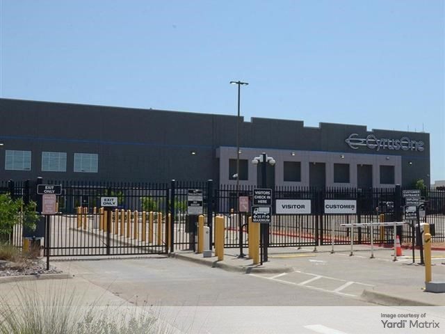 Exterior shot of DF1, a data center campus in Carrollton, Texas.