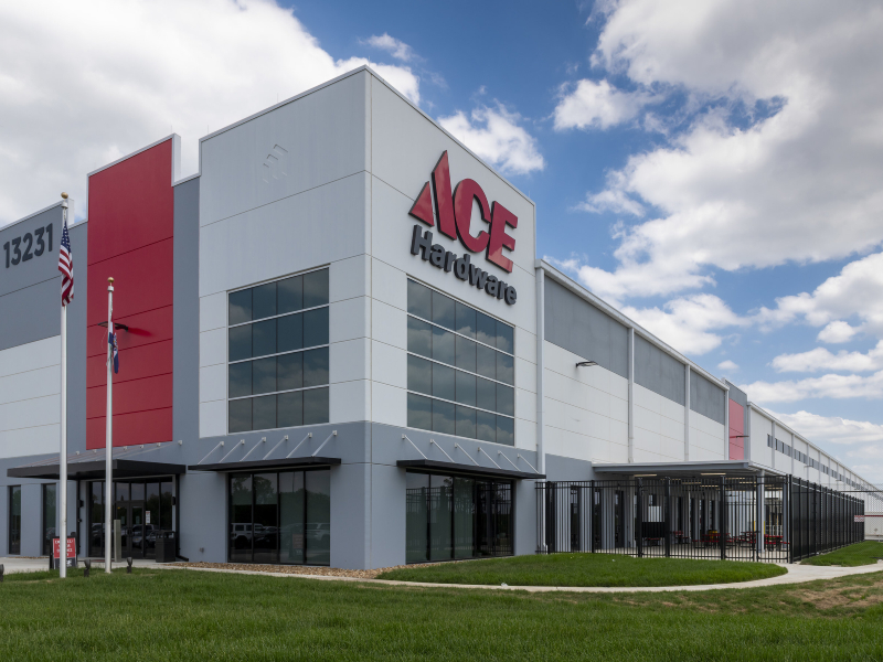 Exterior shot of the Kansas City-area warehouse that Hunt Midwest built for Ace Hardware Corp.