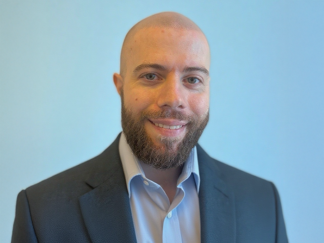 Tarrant Parsons' new headshot image