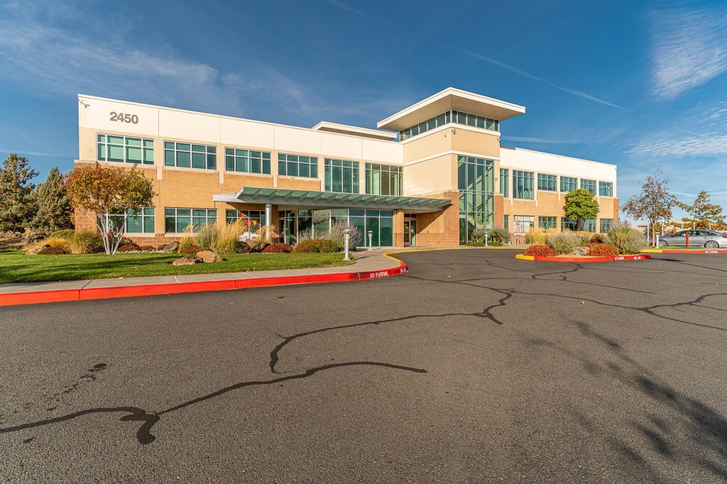 Exterior shot of Pinnacle Medical Building in Bend, Ore.