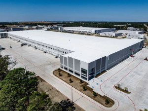 Exterior drone shot of Maverick Distribution Center in Houston, a warehouse leased by Modular Power Solutions from Lincoln Property Co. and HIMCO.