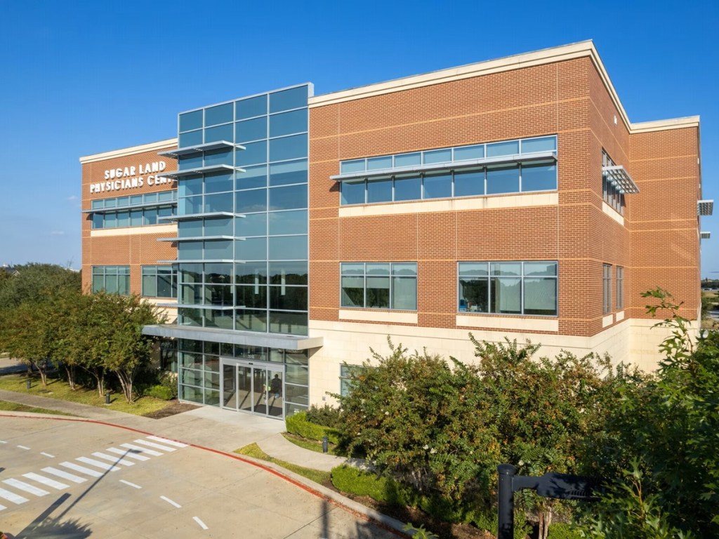 exterior shot of Sugar Land Physicians Center in Houston