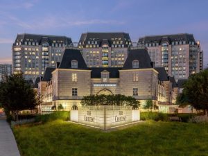 Exterior shot of The Crescent, a 1.3 million-square-foot mixed-use asset in Uptown Dallas.