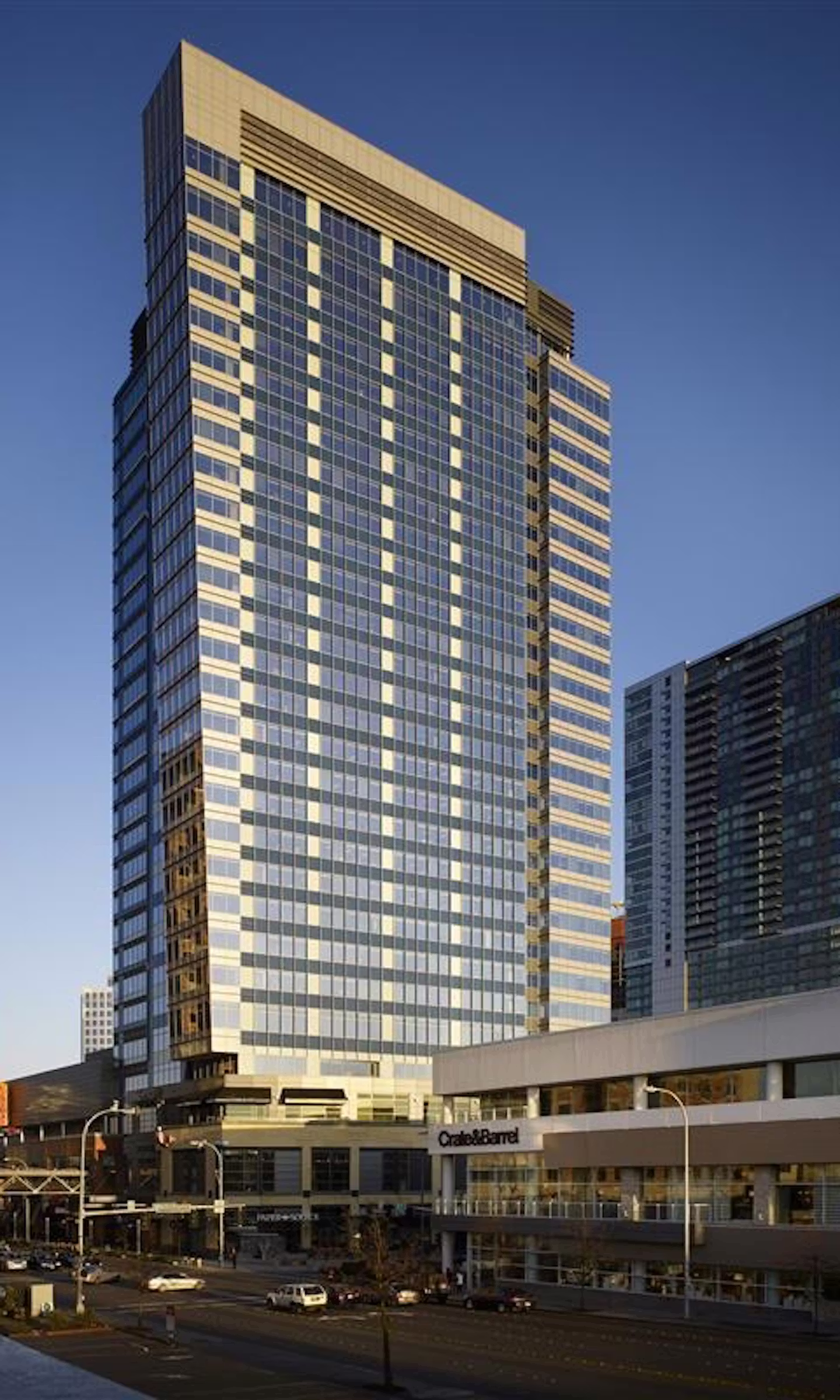 A photo of Lincoln Square North, an office tower in Bellevue, Washington.