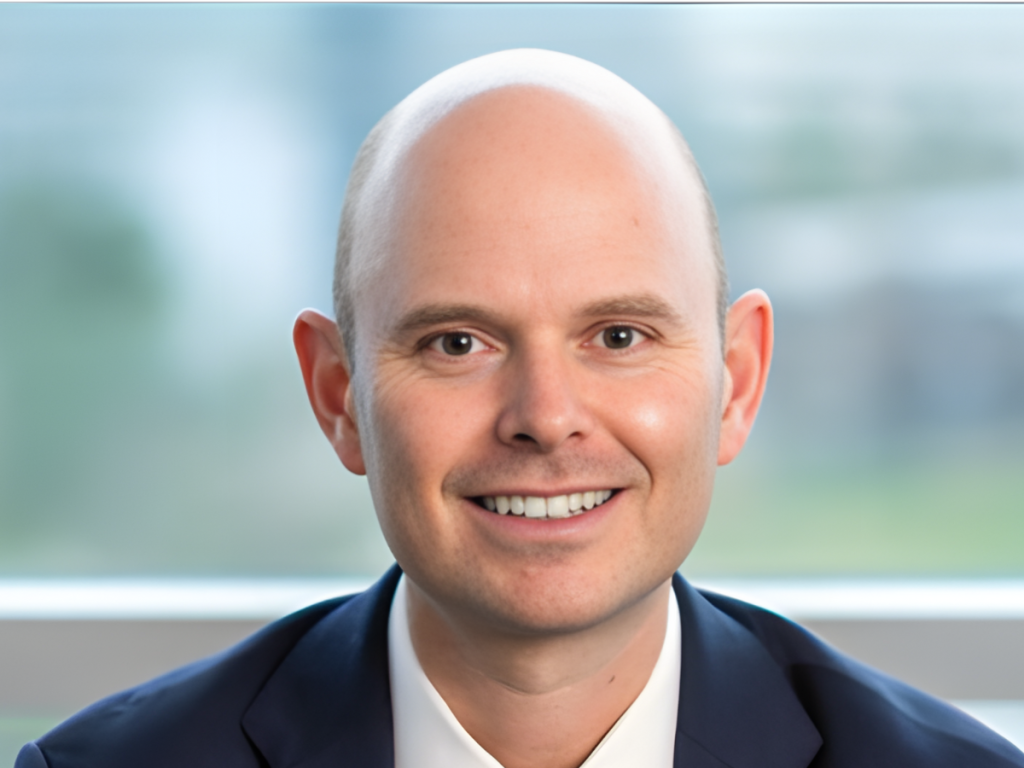 Alex Hernandez headshot