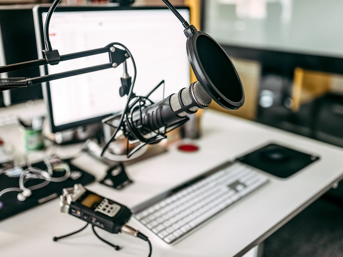 Microphone and computer in the recording studio