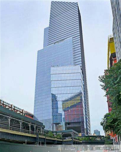 Exterior shot depicting 10 Hudson Yards in Manhattan.