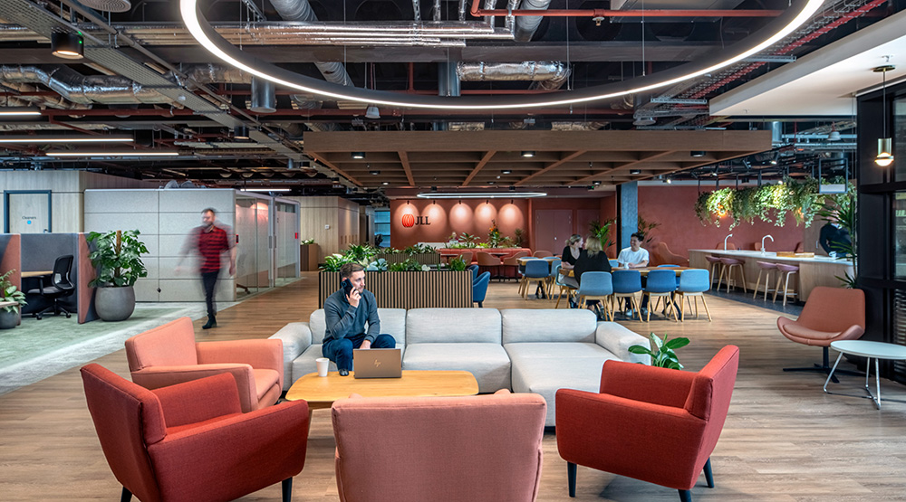 JLL’s regional office in Birmingham, England, was designed for future flexibility. Reconfigurable spaces include the Agora, which supports internal and external events, community gatherings, meetings, collaboration and social activities. Image by Jonathan Banks; courtesy of JLL
